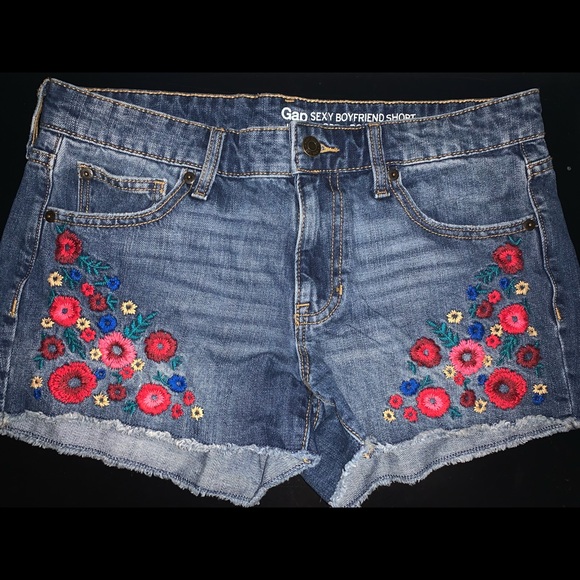 Embroidered floral shorts - Picture 1 of 4